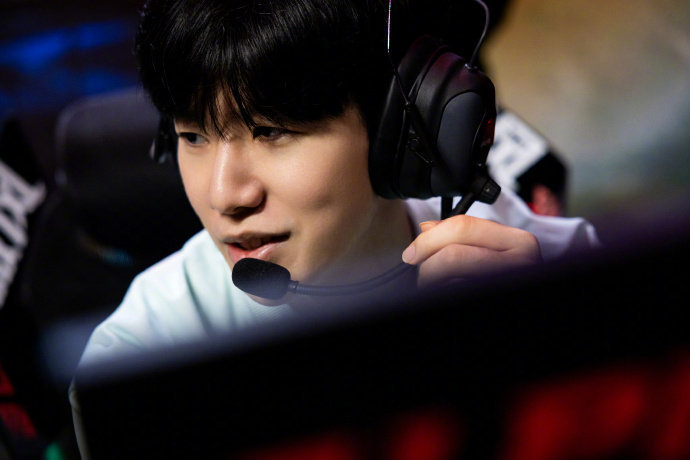 而这背后是 而这背后是